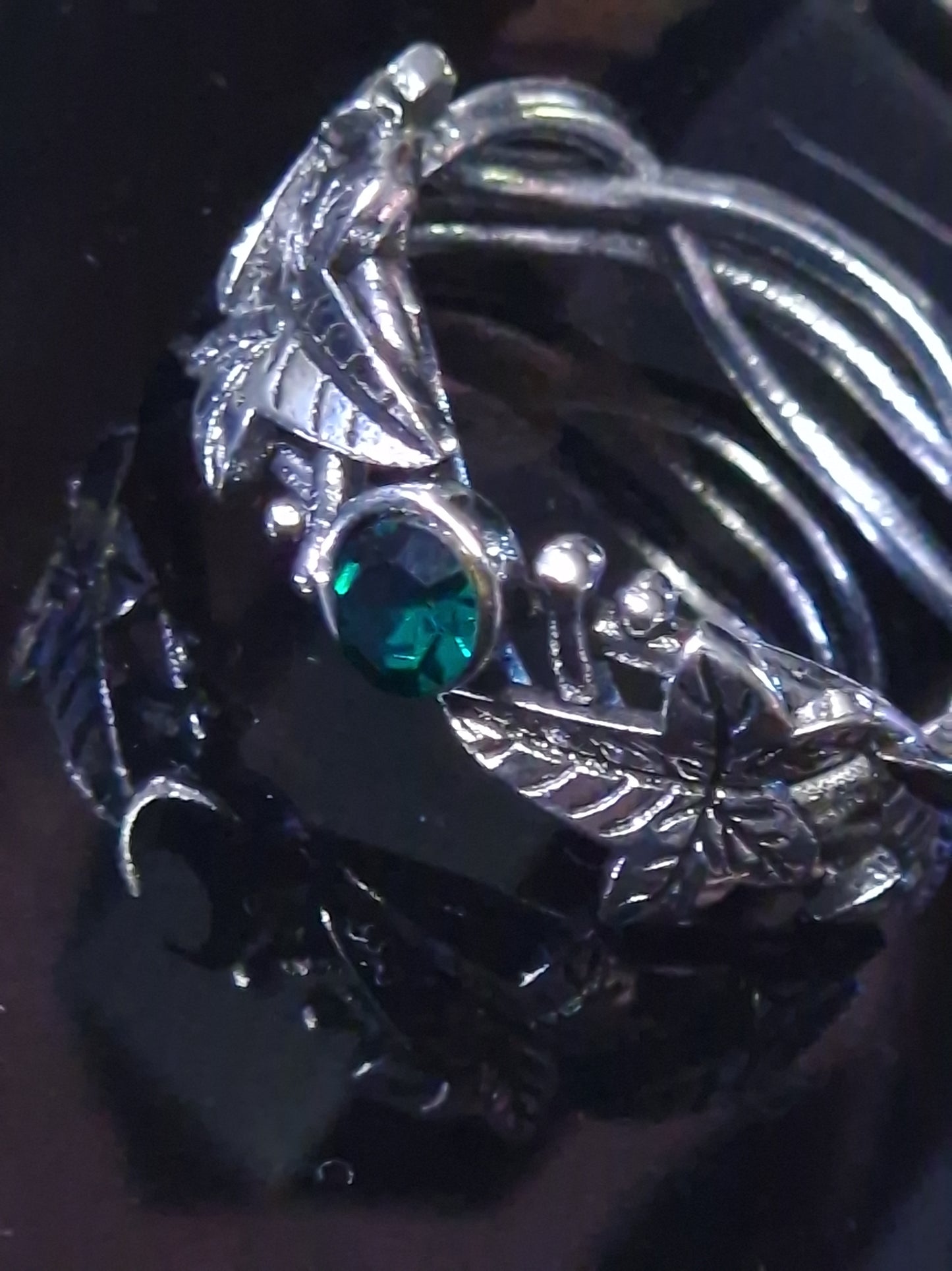 Efeu Ring mit grünem Zirkon